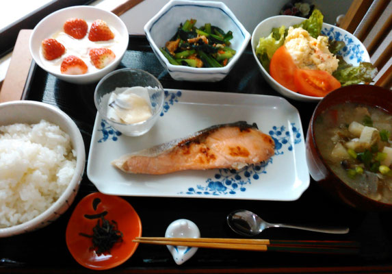 鮭の麹焼き、ポテトサラダ、こまつ菜とじゃこの煮浸し、かぶ酢、豚汁、カスピ海ヨーグルトといちご