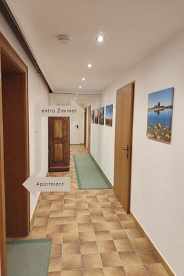 links Eingang Ferienwohnung, rechts hinten extra Zimmer