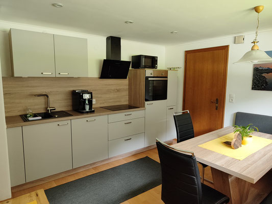 gemütliche Wohnküche mit E-Herd/Backofen, Geschirrspüler, Mikrowelle, Kaffeevollautomat, Toaster & Wasserkocher