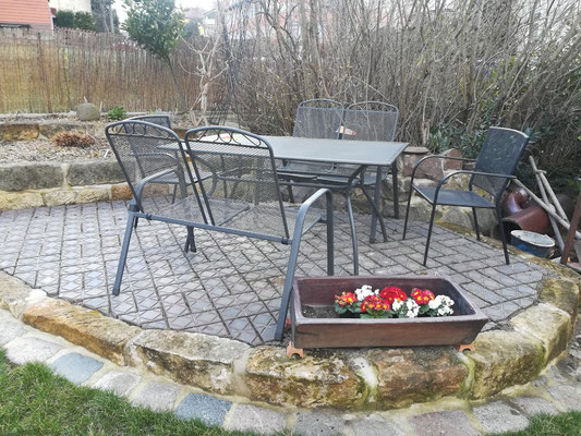 Wegearbeiten: Terrasse aus Klinkern gelegt mit Sandsteineifassung