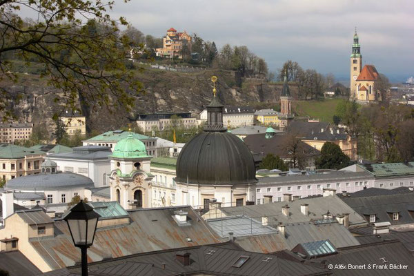 Salzburg 2023, Blick über die Dreifaltigkeitskirche zur Müllner Kirche