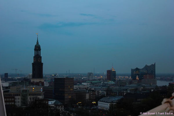 Hamburg 2016, Dom, Blick auf Michel und Elbphilharmonie