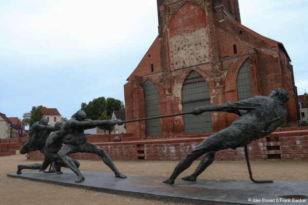 Wismar 2021, Skulptur Tauziehen am Kirchturm St. Marien