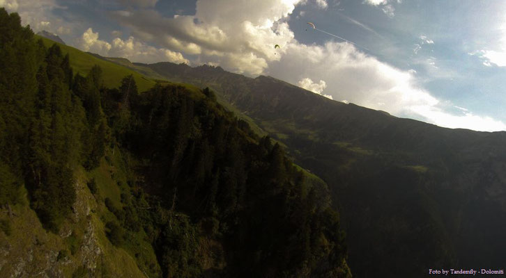 Südtirol 2016, Paraglidingflug, Blick auf Spitzbühl und Schlern