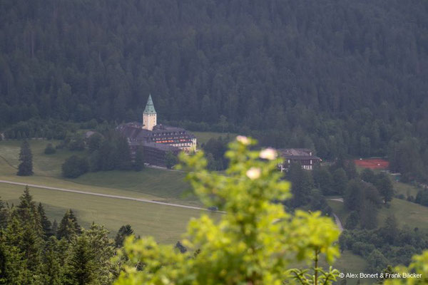 Garmisch-Partenkirchen 2023, Ausblick vom Wamberger Rücken auf Schloss Elmau