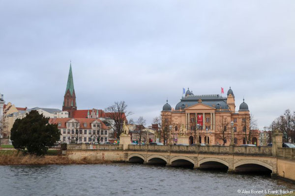 Schwerin 2022, Schlossbrücke mit Staatstheater und Mariendom