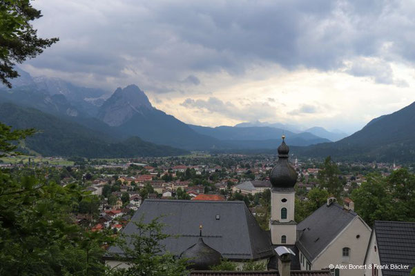 Garmisch-Partenkirchen 2023, Kirche St. Anton, Blick Richtung Waxensteine