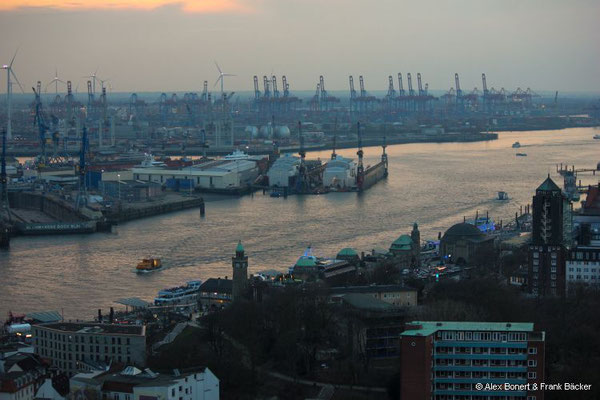 Hamburg 2023, Blick vom Michel über die Landungsbrücken auf den Container-Terminal