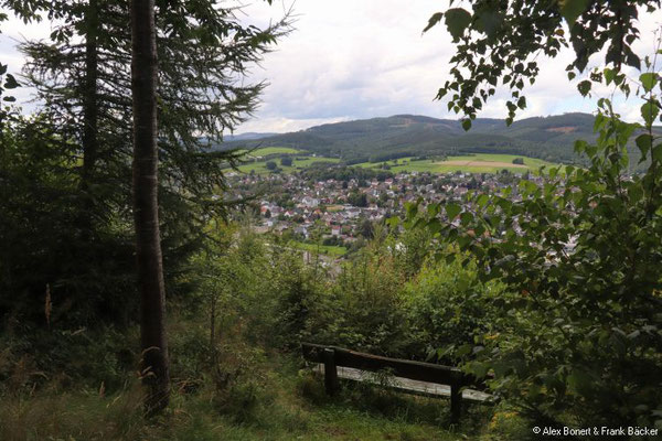 Rundwanderung Kredenbach 2021, Blick von der Panoramabank auf Ferndorf