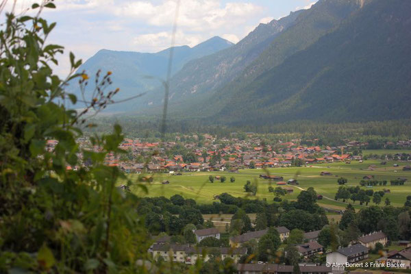 Garmisch-Partenkirchen 2023, Ruine Werdenfels, Blick auf Garmisch-Partenkirchen
