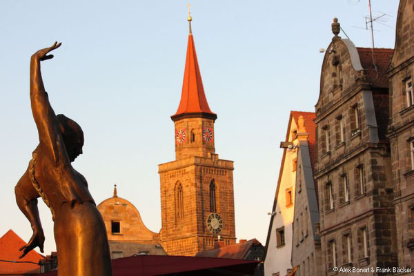 Fürth 2019, Gauklerbrunnen am Grünen Markt mit Blick zur Kirche St. Michael