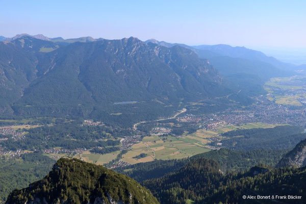 Garmisch-Partenkirchen 2023, AlpspiX, Blick nach Garmisch-Partenkirchen mit Kramerspitz