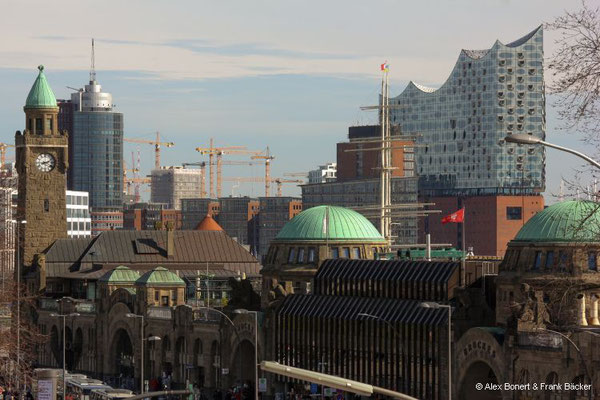 Hamburg 2023, Blick von der Erholung auf die Landungsbrücken und die Elbphilharmonie