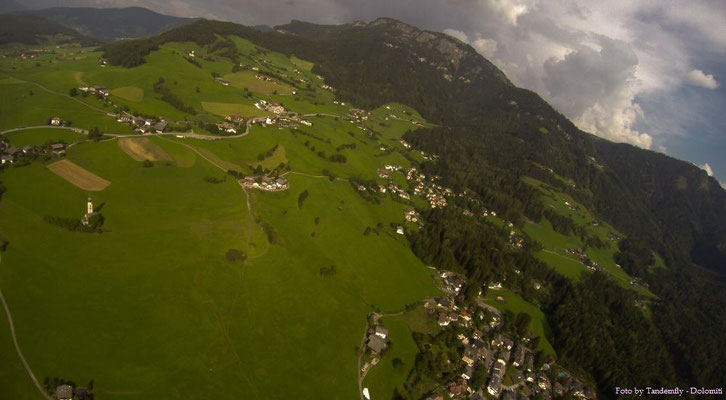 Südtirol 2016, Paraglidingflug, Blick auf Seis und Kirche St. Valentin