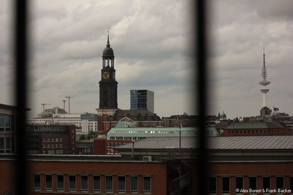 Hamburg 2021, Blick von der Elbphilharmonie zum Michel