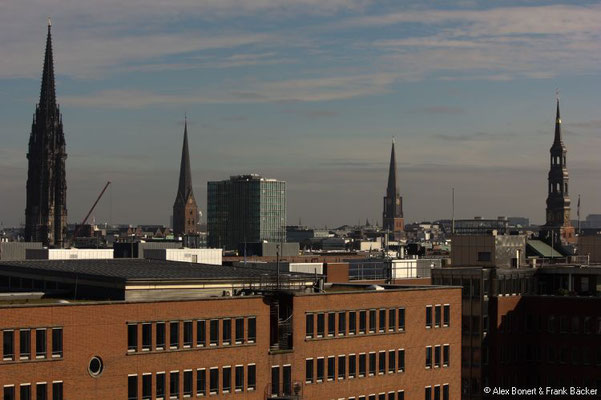 Hamburg 2017, Blick von der Elbphilharmonie, St. Nikolai, St. Petri, St. Jacobi, St. Katharinen