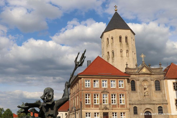 Paderborn 2023, Markt mit Neptunbrunnen und Gaukirche St. Ulrich