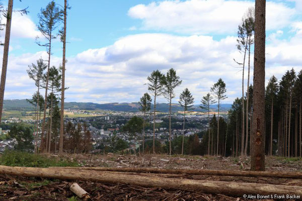 Zwei-Burgen-Weg 2022, Blick nach Attendorn