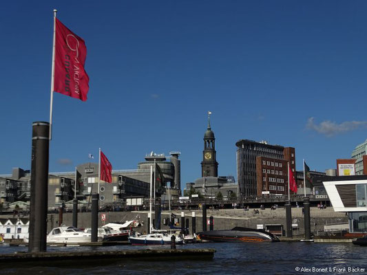 Hamburg 2017, Fleetfahrt, Sportboothafen mit Blick Richtung Michel