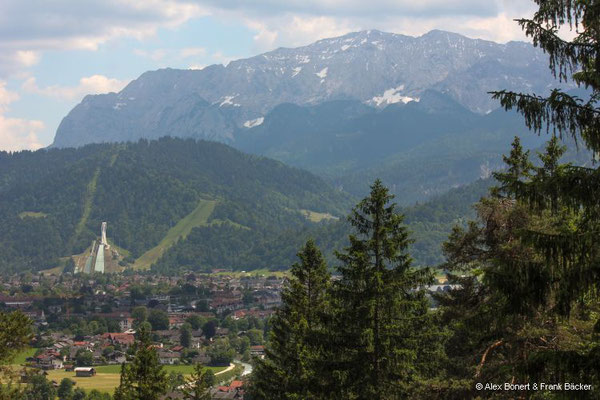 Garmisch-Partenkirchen 2023, Kramerplateauweg, Blick auf Garmisch-Partenkirchen