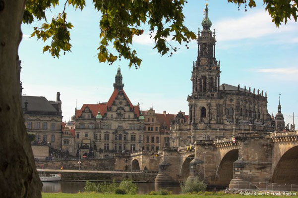 Dresden 2022, Elbufer mit Residenzschloss und Kathedrale Sanctissimae Trinitatis
