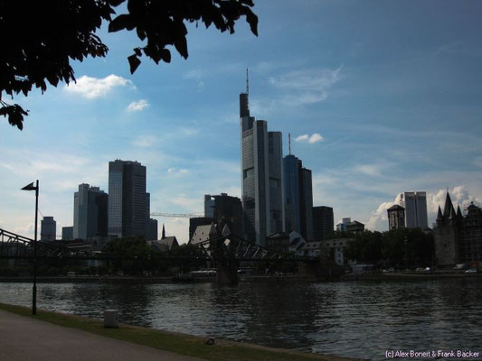 Frankfurt/Main 2011, Blick vom Mainuferweg auf den Eisernen Steg und das Bankenviertel