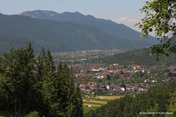 Garmisch-Partenkirchen 2023, HöhenwegGarmisch-Partenkirchen 2023, Höhenweg, Blick auf Garmisch mit Kramerspitze