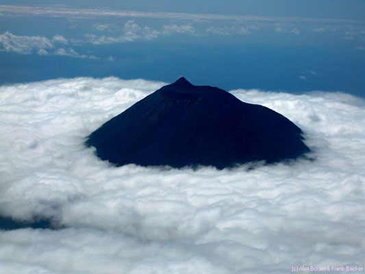 Azoren 2011, Pico mit Wolkenmantel