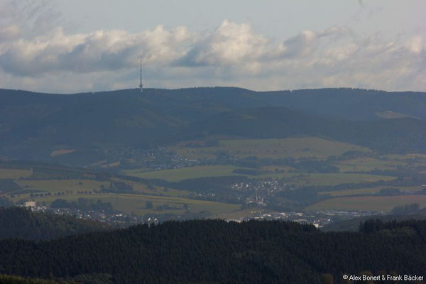 Alpenhaus 2018, Blick über Schmallenberg zum Fernsehturm Bödefeld