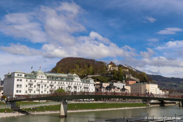 Salzburg 2023, Marko-Feingold-Steg mit Hotel Sacher und Kapuzinerkloster
