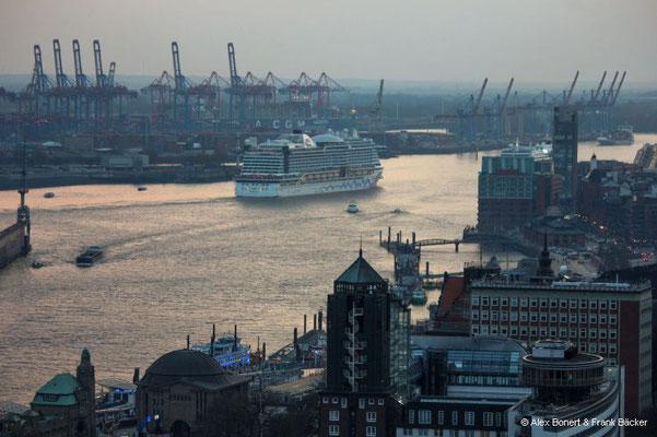 Hamburg 2023, Blick vom Michel auf die Elbe mit AIDAprima
