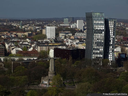 Hamburg 2017, Blick vom Michel auf Tanzende Türme und Bismarck-Denkmal