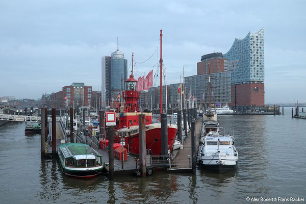Hamburg 2022, Feuerschiff und Elbphilharmonie von der Überseebrücke