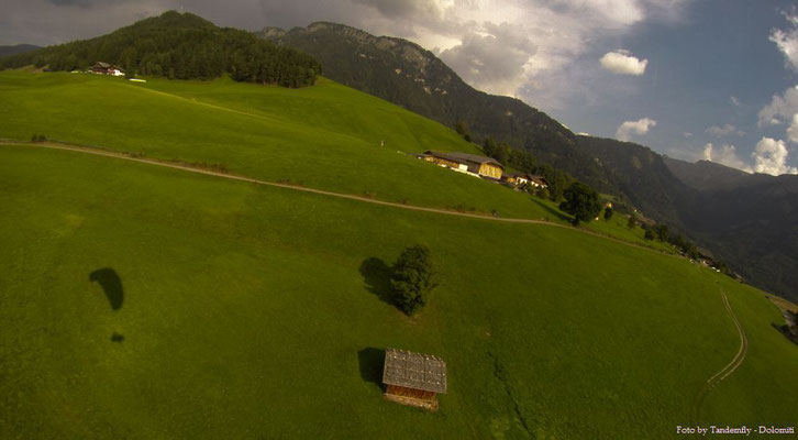 Südtirol 2016, Paraglidingflug, Landung oberhalb von Seis