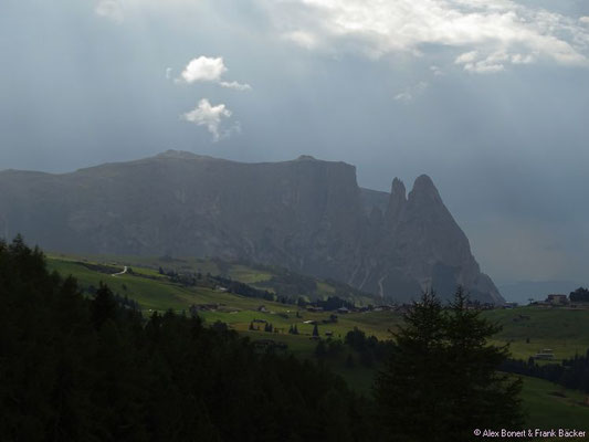 Südtirol 2016, Südtirol 2016, Wanderung Seiser Alm, Blick vom Monte Icaro über Compatsch zum Schlern