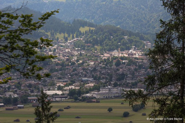 Garmisch-Partenkirchen 2023, Kellerleitenweg, Blick auf Garmisch-Partenkirchen