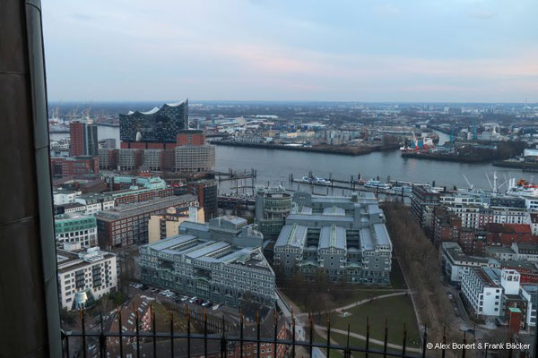 Hamburg 2023, Blick vom Michel auf die Elbphilharmonie