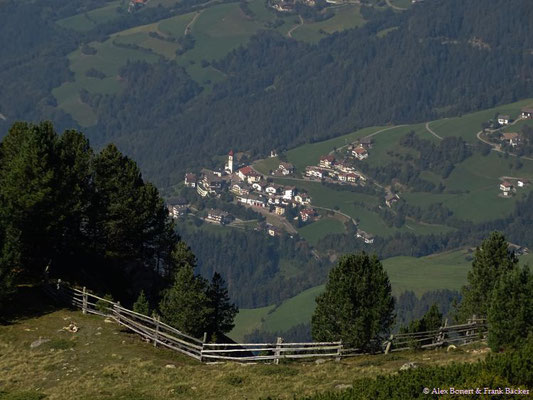 Südtirol 2016, Wanderung Grödner Höhenweg, Blick vom Außerraschötz auf St. Peter am Berg