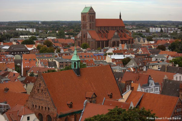 Wismar 2021, Ausblick von St. Georgen über Heiligen-Geist-Kirche zur Kirche St. Nikolai