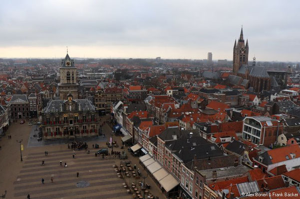 Südholland 2018, Delft, Blick von der Nieuwe Kerk auf den Marktplatz mit Rathaus und Oude Kerk