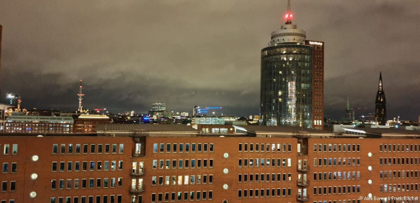 Hamburg 2022, Blick von der Elbphilharmonie auf die Speicherstadt