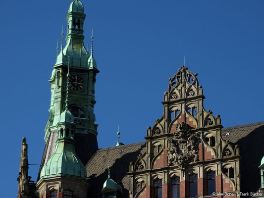 Hamburg 2018, Fleetfahrt, Turm und Fassade HHLA in der Speicherstadt
