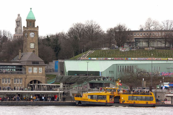 Hamburg 2023, Waterkant-Tour, Blick von Steinwerder auf die Landungsbrücken