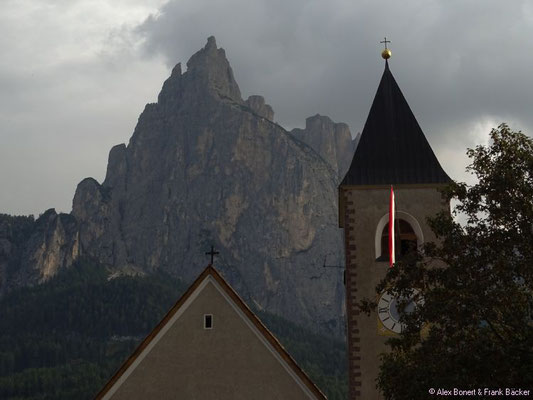 Südtirol 2016, Seis, Kirche Hl. Kreuz mit Santnerspitz