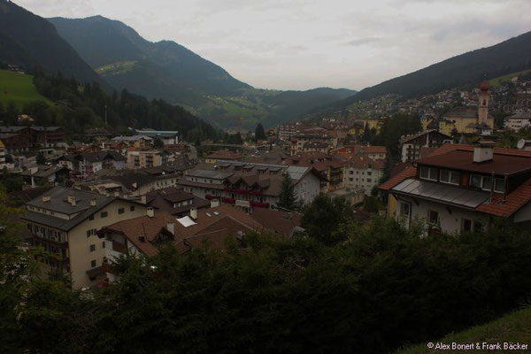 Südtirol 2016, Wanderung St. Jakob, Blick auf St. Ulrich vom Grödner Bahnweg