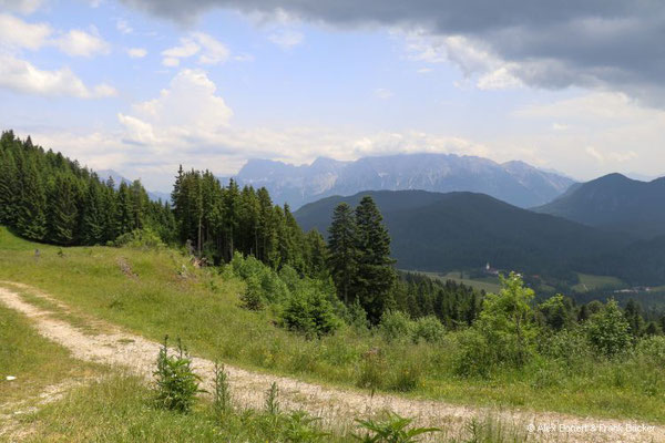 Garmisch-Partenkirchen 2023, Ausblick vom Wamberger Rücken zum Wettersteingebirge