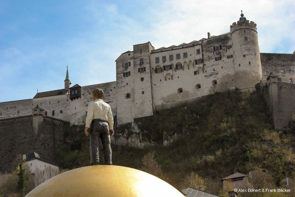 Salzburg 2023, Skulptur Sphaera und Blick zur Festung Hohensalzburg