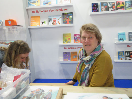 Affiches signeren in de stand van Stichting Lezen, woensdag 25 januari op de NOT. foto Koos Meinderts