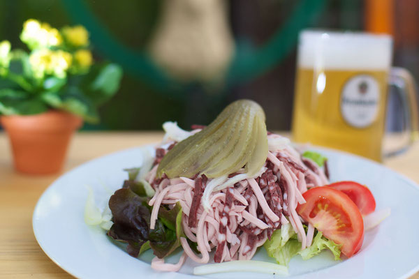 Essen und Trinken im Kirchheimer Hirschgarten - der Biergarten unter Kastanien - 1