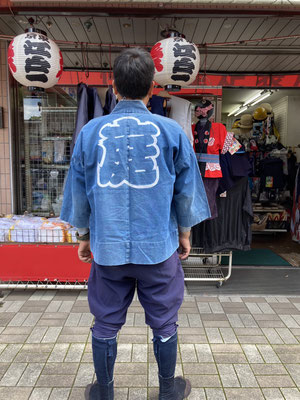 ▲川崎市溝口の祭り用品店「岡田屋足袋店」さんで半纏を新調しました。▲